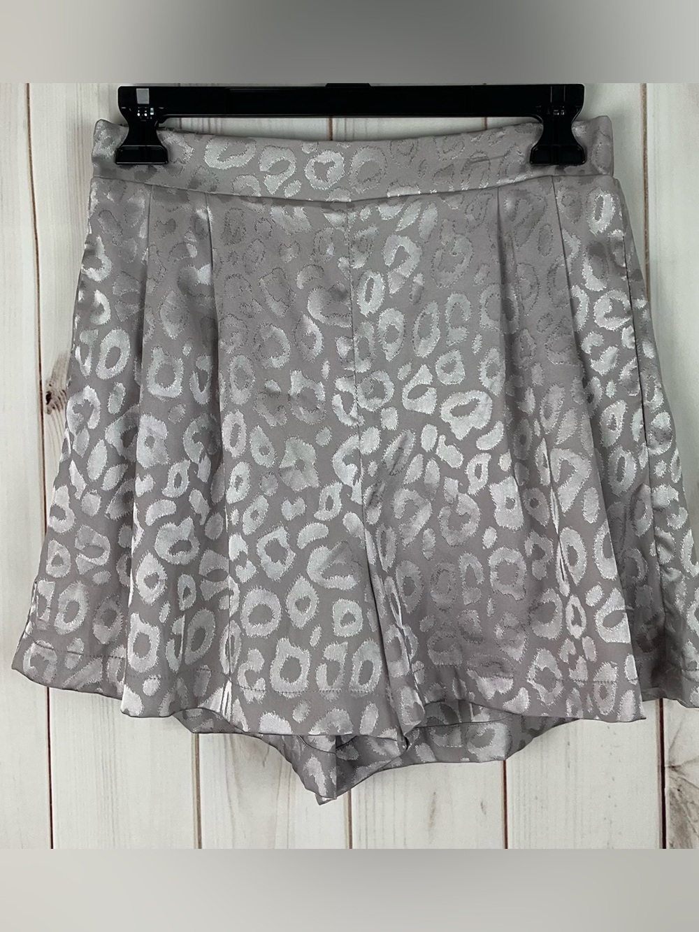 Entro Women’s Gray High Waist Animal Print Pull On Pleated Shorts Size S NWT